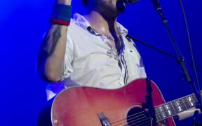Frank Turner canta y toca la guitarra durante un concierto