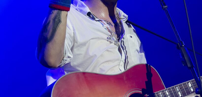 Frank Turner canta y toca la guitarra durante un concierto