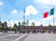 Plancha del Zócalo con el Palacio Nacional y la bandera monumental bajo un cielo despejado
