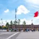 Plancha del Zócalo con el Palacio Nacional y la bandera monumental bajo un cielo despejado