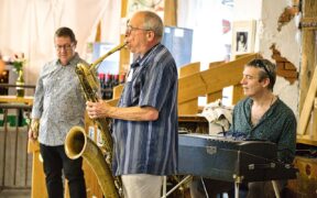 Gary Smulyan tocando saxofón barítono con Dameronia’s Legacy All Stars en 2022