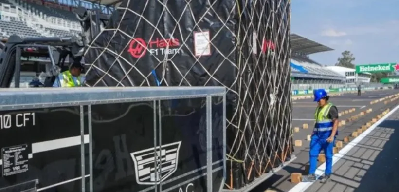 Personal descarga carga de equipos de Fórmula 1 en el pit lane del Autódromo Hermanos Rodríguez