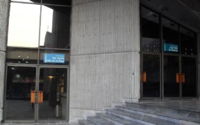 Exterior del Teatro Juan Ruiz de Alarcón, sede de Hamlet - La vigilia en CulturaUNAM