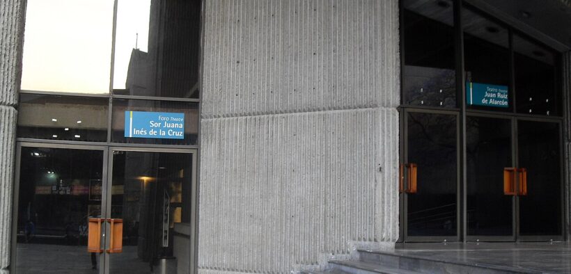 Exterior del Teatro Juan Ruiz de Alarcón, sede de Hamlet - La vigilia en CulturaUNAM