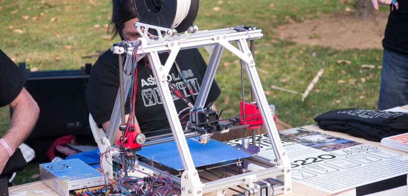 Impresora 3D en funcionamiento durante una feria de cultura maker