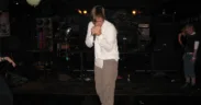 John Maus durante una presentación en vivo