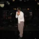John Maus durante una presentación en vivo