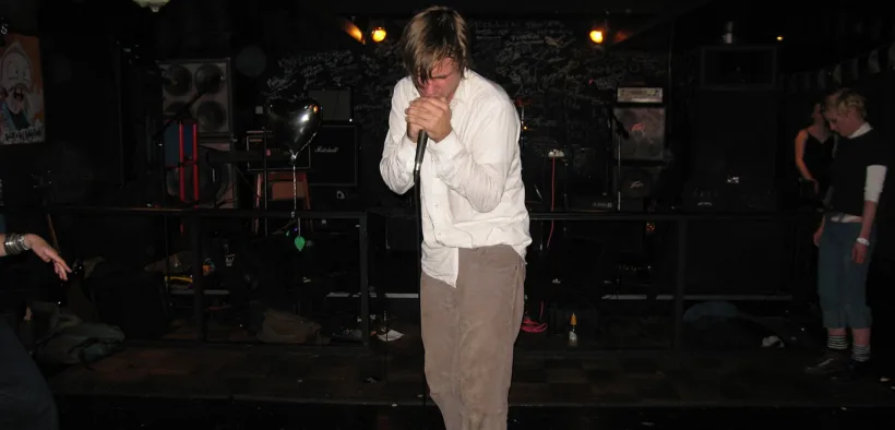 John Maus durante una presentación en vivo