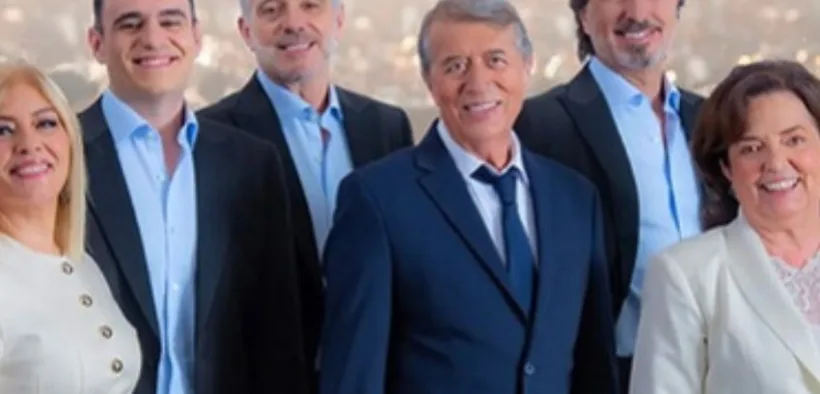 José María Napoleón junto a los integrantes de Mocedades en la imagen oficial de Vives Tú Sinfónico