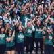 Estudiantes con playeras verdes animan desde las gradas durante la inauguración de los Juegos Universitarios en el Estadio Olímpico Universitario