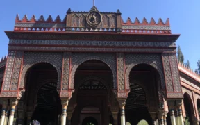 Vista frontal del Kiosco Morisco en la Alameda de Santa María la Ribera.