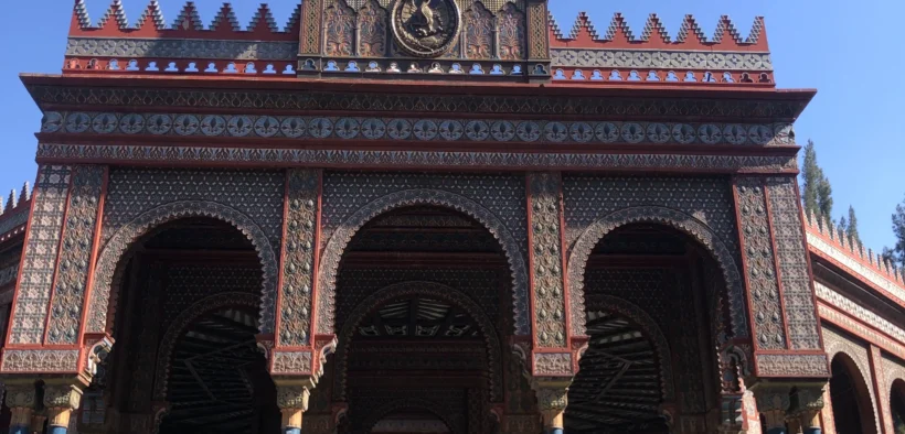 Vista frontal del Kiosco Morisco en la Alameda de Santa María la Ribera.