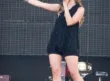 Leire Martínez canta sobre un escenario