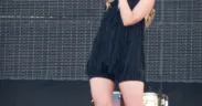 Leire Martínez canta sobre un escenario