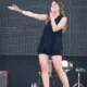 Leire Martínez canta sobre un escenario