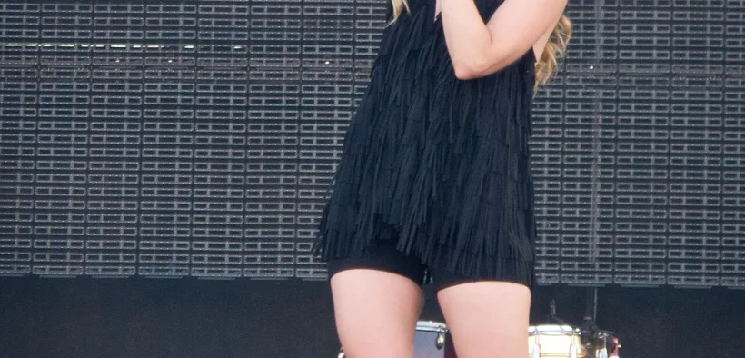 Leire Martínez canta sobre un escenario