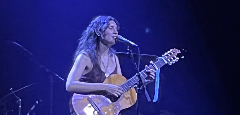 Liana Flores toca la guitarra durante un concierto