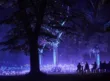 Árboles iluminados con luces azules y moradas y visitantes sentados en un recorrido nocturno de Light Cycles