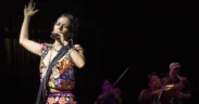 Lila Downs canta durante un concierto