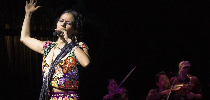 Lila Downs canta durante un concierto