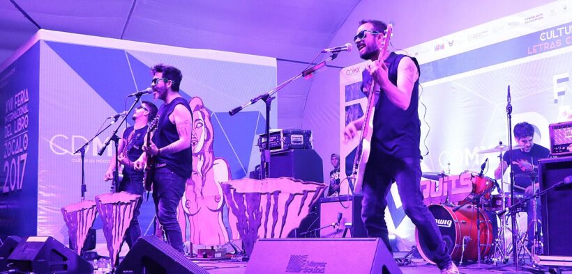 La banda mexicana Liquits durante una presentación en vivo