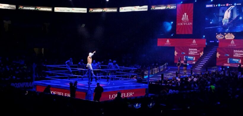 Combate de lucha libre en el cuadrilátero de la Arena México; fotografía de archivo.