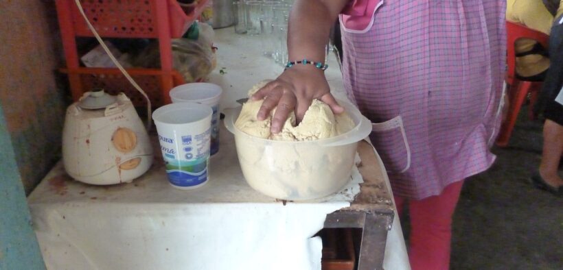 Una persona trabaja masa de maíz en un recipiente en la cocina de un restaurante de San Pedro Atocpan, en una foto de 2013.