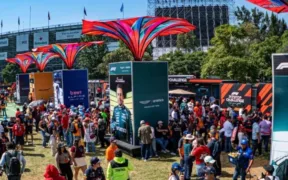 Aficionados recorren la zona de activaciones del Autódromo Hermanos Rodríguez durante el México GP
