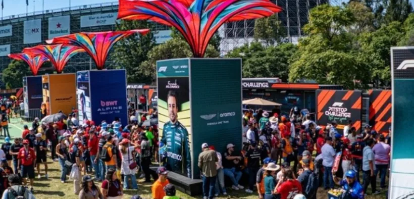 Aficionados recorren la zona de activaciones del Autódromo Hermanos Rodríguez durante el México GP
