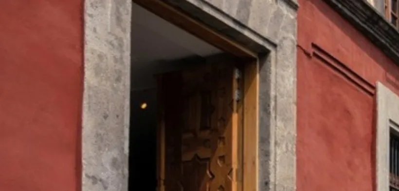 Portón de madera y muros rojos del Museo Archivo de la Fotografía en el Centro Histórico