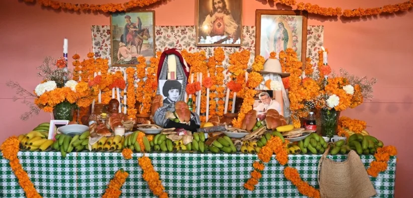 Ofrenda comunitaria de Día de Muertos instalada en el Museo Nacional de Antropología