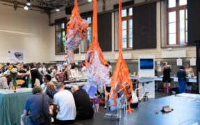 Público y publicaciones en una feria de libros de arte en Basilea en 2025