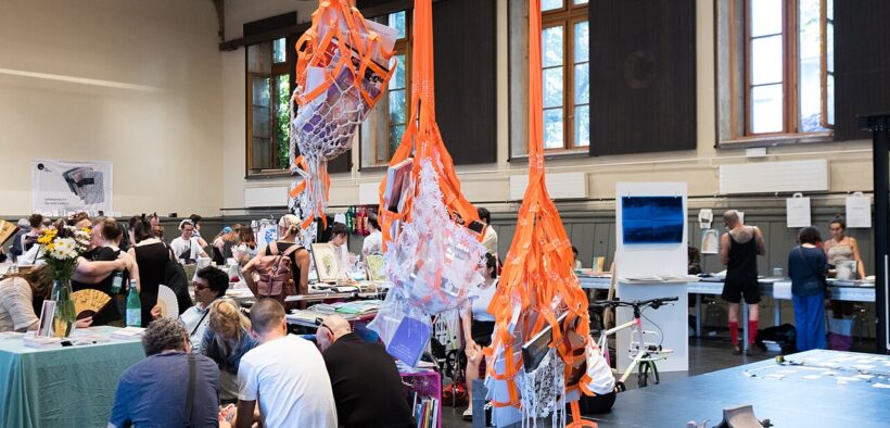 Público y publicaciones en una feria de libros de arte en Basilea en 2025