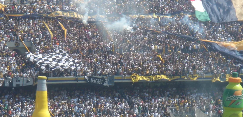 Afición de Pumas en las gradas de Ciudad Universitaria