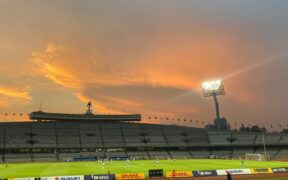 Cancha y gradas del Estadio Olímpico Universitario al atardecer, en una fotografía de archivo.