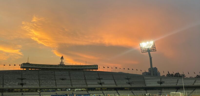 Cancha y gradas del Estadio Olímpico Universitario al atardecer, en una fotografía de archivo.