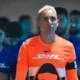 Jugadores de Pumas caminan por el túnel antes de salir a la cancha, con el portero al frente
