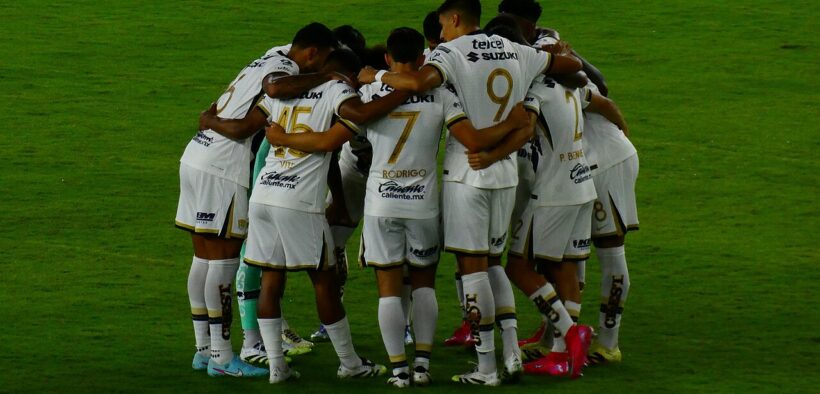 Jugadores de Pumas reunidos antes de enfrentar a Atlanta United en la Leagues Cup, el 2 de agosto de 2025. Foto de archivo: no corresponde al encuentro con Tigres de 2026 ni confirma su alineación.