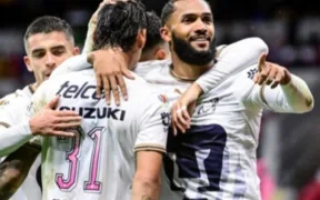 Jugadores de Pumas celebran un gol abrazados durante un partido del Apertura 2026
