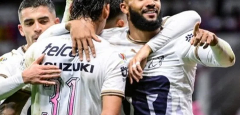 Jugadores de Pumas celebran un gol abrazados durante un partido del Apertura 2026
