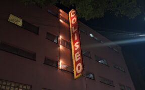 Fachada iluminada de la Arena Coliseo en el Centro Histórico de la Ciudad de México