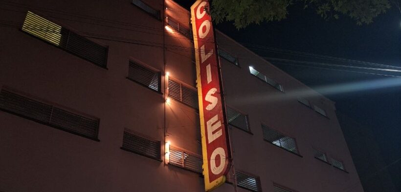 Fachada iluminada de la Arena Coliseo en el Centro Histórico de la Ciudad de México