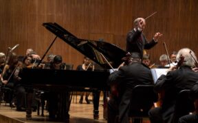 Orquesta Filarmónica de la Ciudad de México durante un concierto en la Sala Silvestre Revueltas