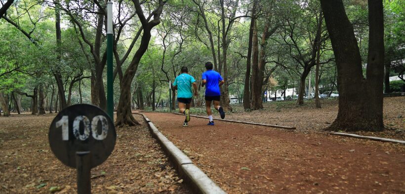 Corredores en el Circuito Gandhi de Chapultepec; fotografía documental de archivo, no de la Carrera Ángeles 2026.