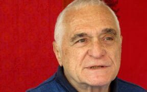 John Giorno durante una conferencia en Tampere en 2010; retrato de archivo del poeta, no del montaje actual.