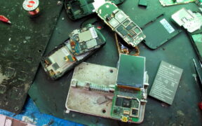 Técnico utiliza un microscopio para reparar los circuitos de un teléfono móvil