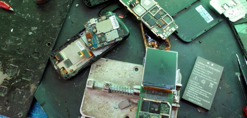 Técnico utiliza un microscopio para reparar los circuitos de un teléfono móvil
