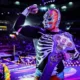 Luchador del CMLL con atuendo de esqueleto y cinturón de campeón en la Arena México decorada por Día de Muertos