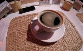 Taza de café americano sobre una mesa en un restaurante del Centro Histórico de la Ciudad de México