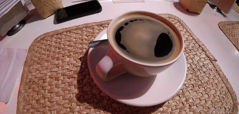 Taza de café americano sobre una mesa en un restaurante del Centro Histórico de la Ciudad de México